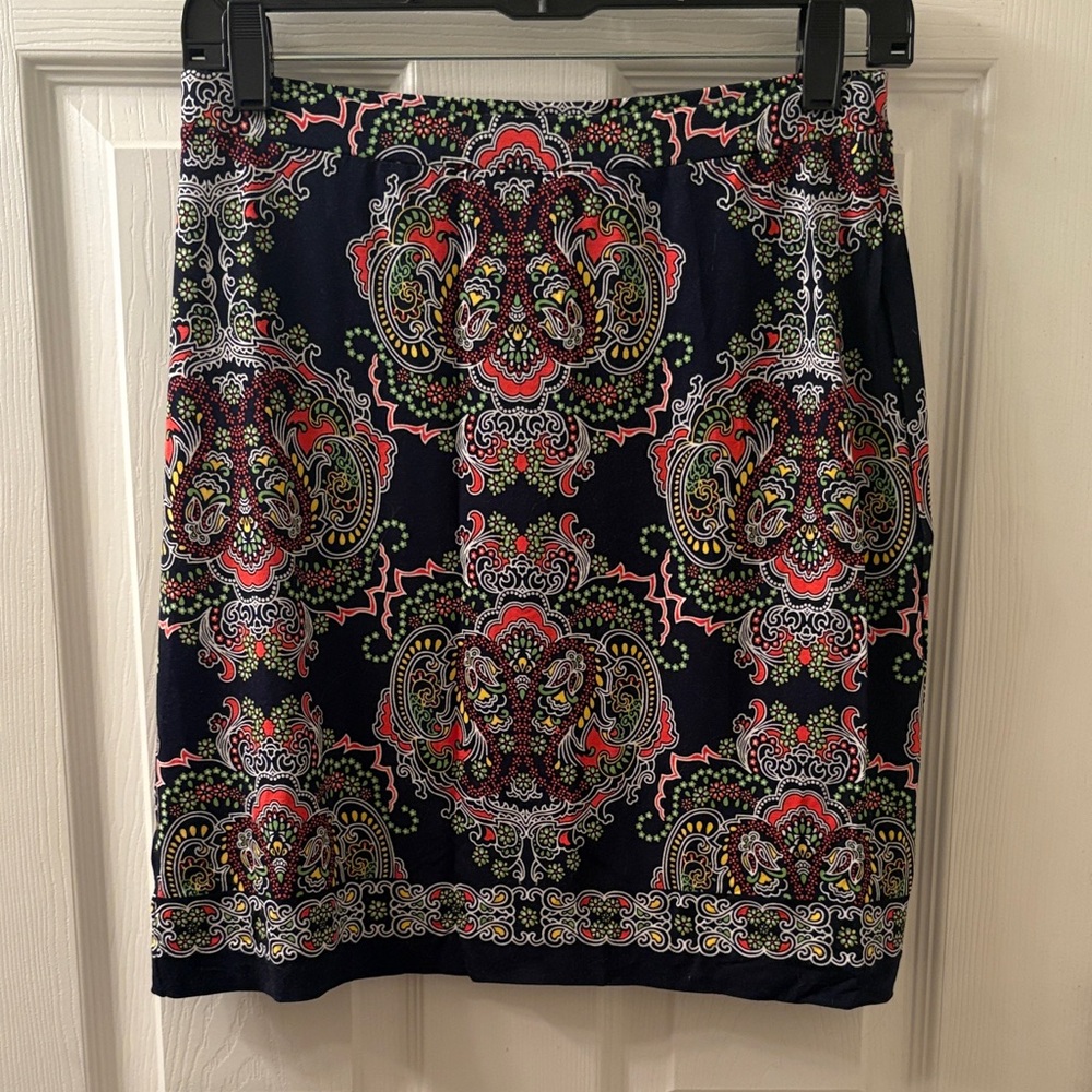 🆕 New Never Worn - LOFT Navy and Red Paisley Mini Skirt